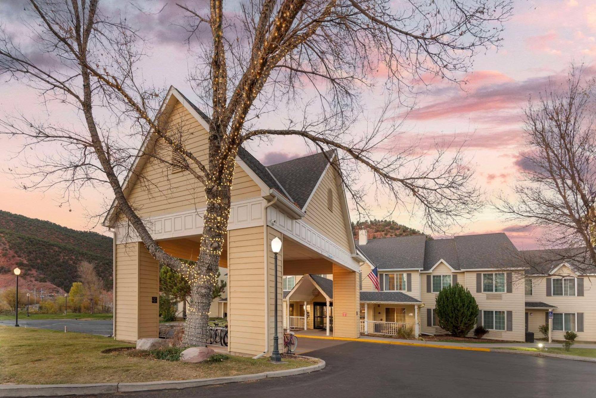 Comfort Inn & Suites Carbondale On The Roaring Fork Exterior photo